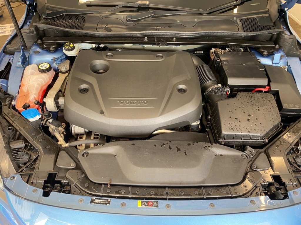 USED 2015 65 VOLVO V40 2.0 D4 R-Design Hatchback 5dr Diesel Auto Euro 6 (s/s) (190 ps) GREAT SPECIFICATION R DESIGN V40