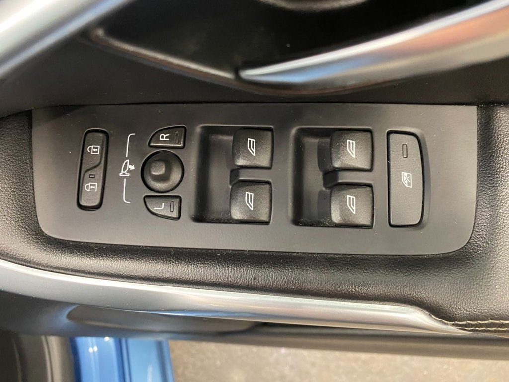 USED 2015 65 VOLVO V40 2.0 D4 R-Design Hatchback 5dr Diesel Auto Euro 6 (s/s) (190 ps) GREAT SPECIFICATION R DESIGN V40