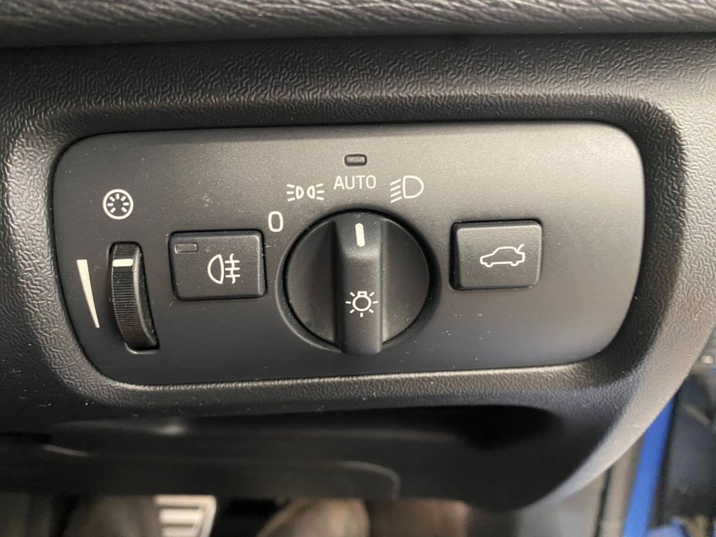 USED 2015 65 VOLVO V40 2.0 D4 R-Design Hatchback 5dr Diesel Auto Euro 6 (s/s) (190 ps) GREAT SPECIFICATION R DESIGN V40