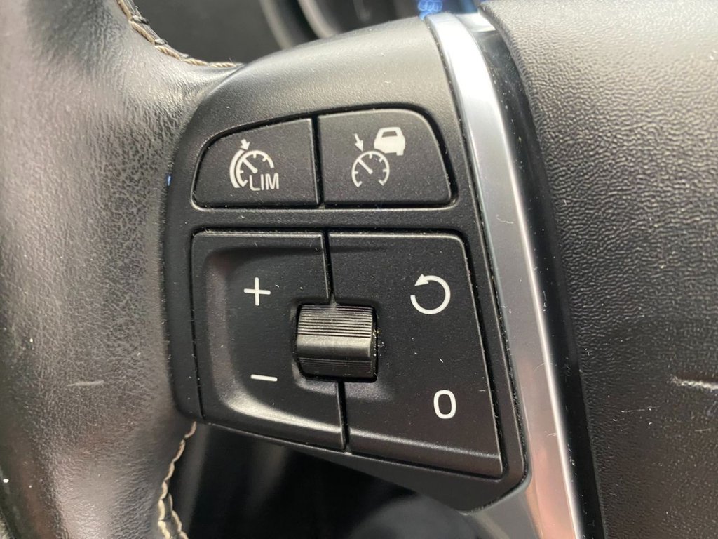 USED 2015 65 VOLVO V40 2.0 D4 R-Design Hatchback 5dr Diesel Auto Euro 6 (s/s) (190 ps) GREAT SPECIFICATION R DESIGN V40