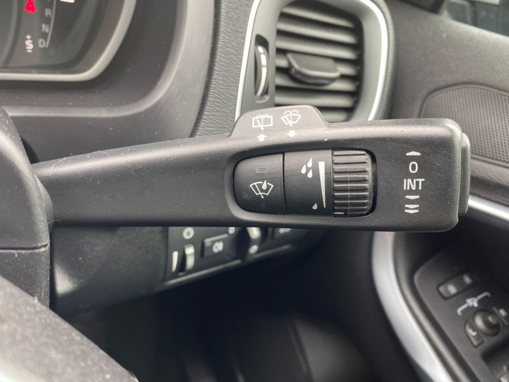 USED 2015 65 VOLVO V40 2.0 D4 R-Design Hatchback 5dr Diesel Auto Euro 6 (s/s) (190 ps) GREAT SPECIFICATION R DESIGN V40