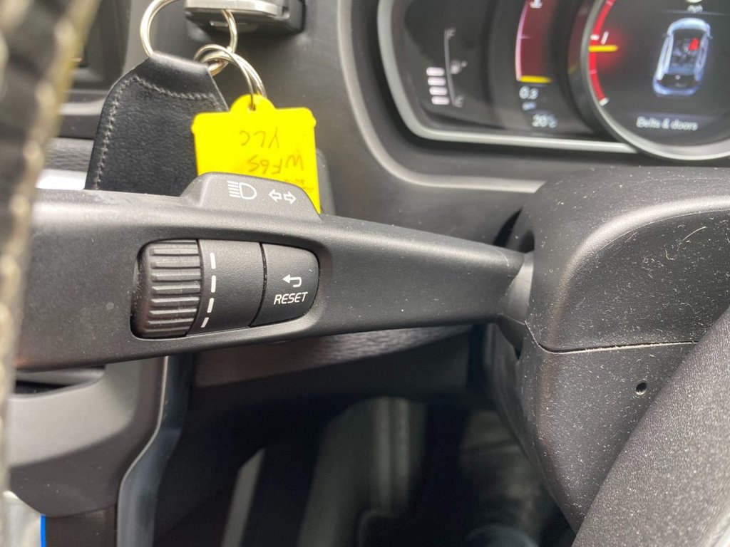 USED 2015 65 VOLVO V40 2.0 D4 R-Design Hatchback 5dr Diesel Auto Euro 6 (s/s) (190 ps) GREAT SPECIFICATION R DESIGN V40