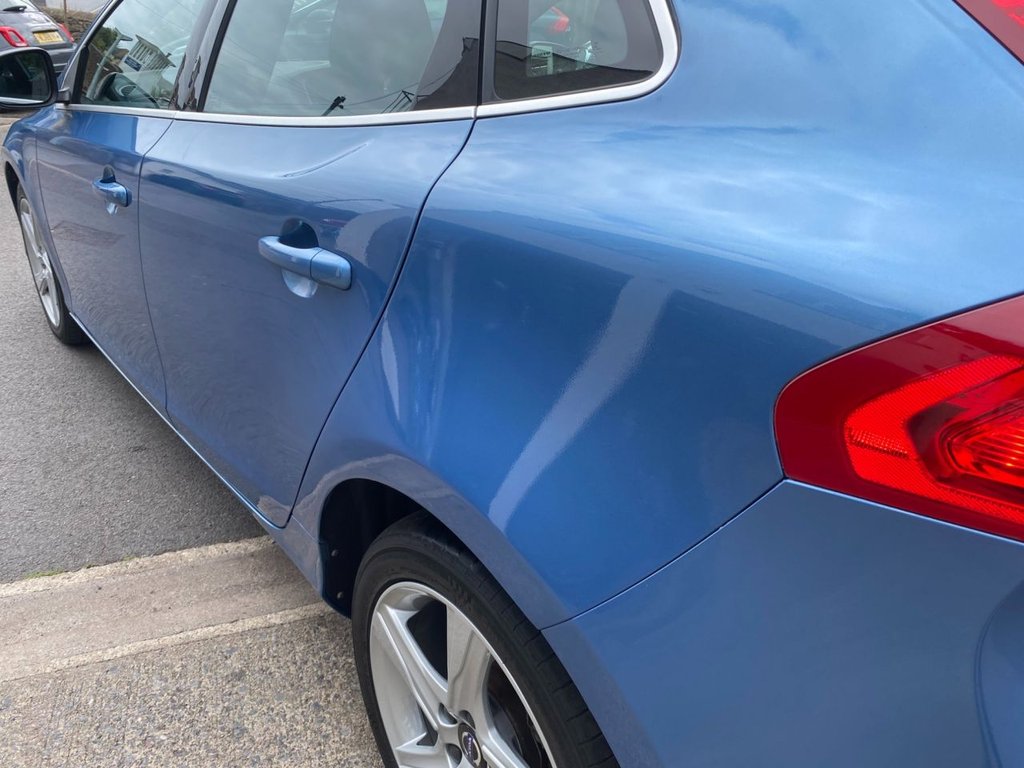 USED 2015 65 VOLVO V40 2.0 D4 R-Design Hatchback 5dr Diesel Auto Euro 6 (s/s) (190 ps) GREAT SPECIFICATION R DESIGN V40