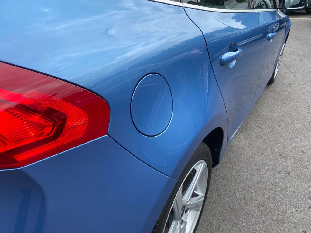 USED 2015 65 VOLVO V40 2.0 D4 R-Design Hatchback 5dr Diesel Auto Euro 6 (s/s) (190 ps) GREAT SPECIFICATION R DESIGN V40