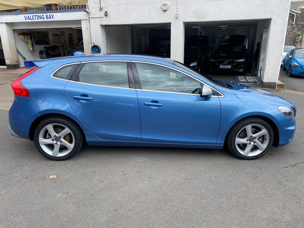 USED 2015 65 VOLVO V40 2.0 D4 R-Design Hatchback 5dr Diesel Auto Euro 6 (s/s) (190 ps) GREAT SPECIFICATION R DESIGN V40
