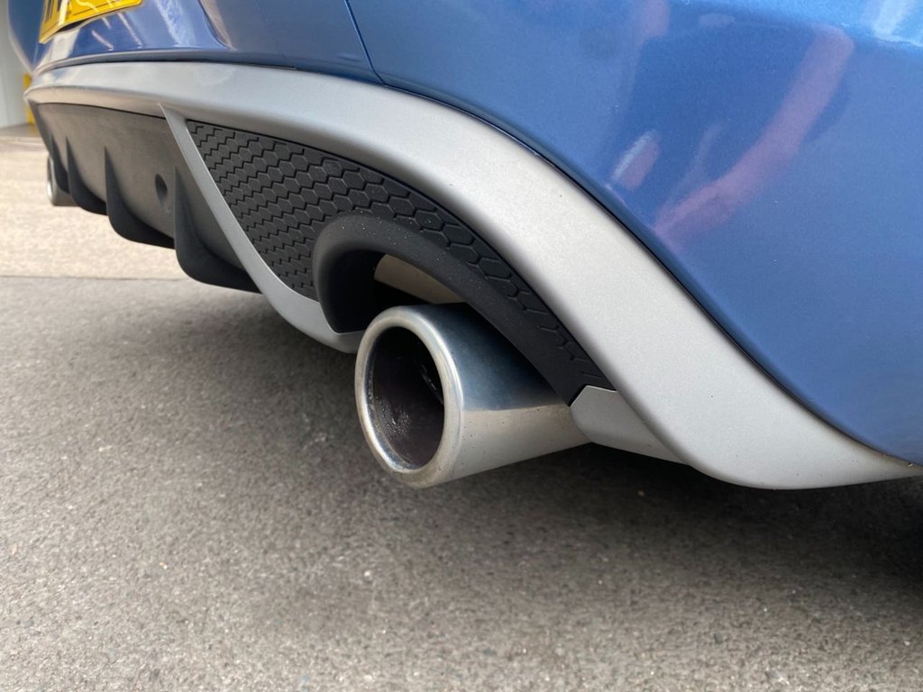 USED 2015 65 VOLVO V40 2.0 D4 R-Design Hatchback 5dr Diesel Auto Euro 6 (s/s) (190 ps) GREAT SPECIFICATION R DESIGN V40