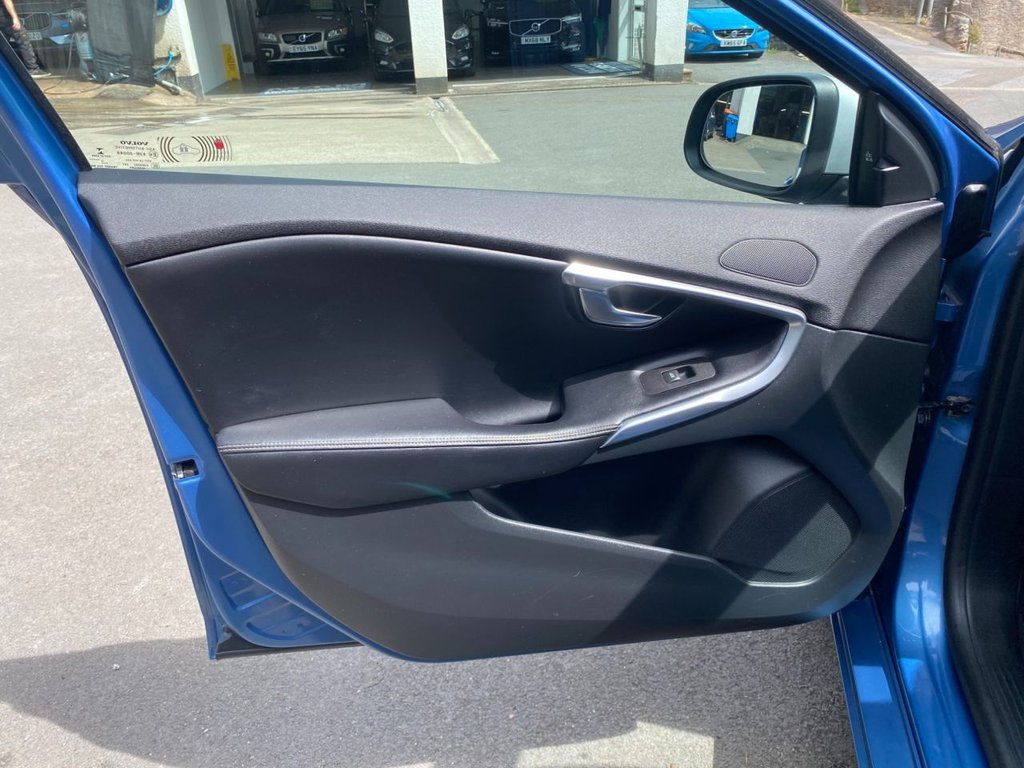USED 2015 65 VOLVO V40 2.0 D4 R-Design Hatchback 5dr Diesel Auto Euro 6 (s/s) (190 ps) GREAT SPECIFICATION R DESIGN V40