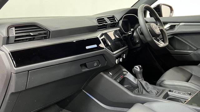 2025 AUDI Q3 2025 1.5 TFSI CoD 35 Black Edition SUV 5dr Petrol S Tronic Euro 6 (s/s) (150 ps) - Photo 3