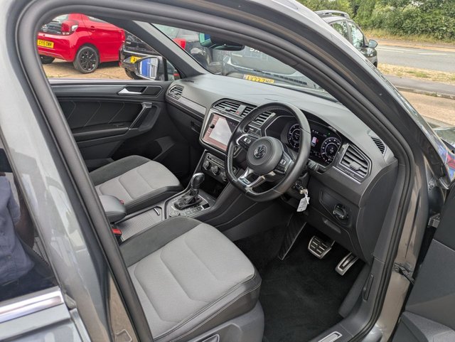2017 VOLKSWAGEN TIGUAN 2.0 TDI R-Line SUV 5dr Diesel DSG 4Motion Euro 6 (s/s) (150 ps) - Photo 10