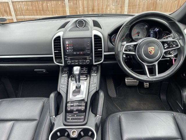 2017 PORSCHE CAYENNE - Photo 10