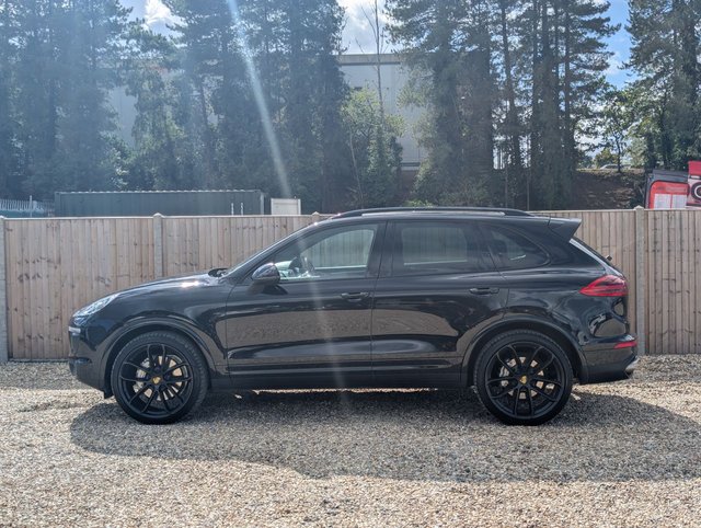 2017 PORSCHE CAYENNE - Photo 2