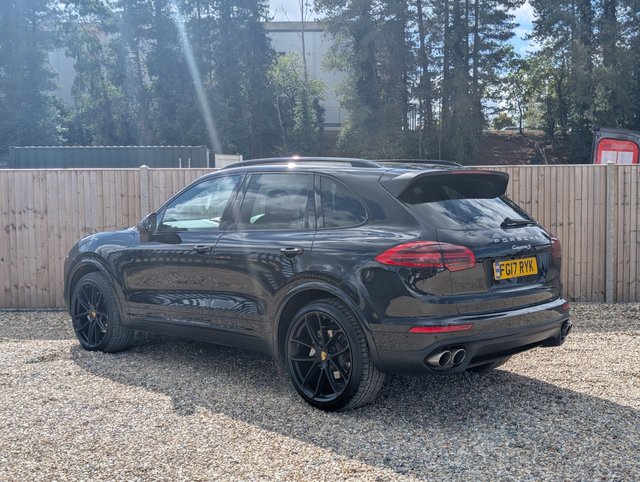 2017 PORSCHE CAYENNE - Photo 3