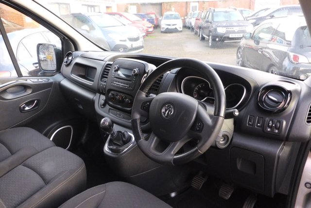 2017 VAUXHALL VIVARO - Photo 2