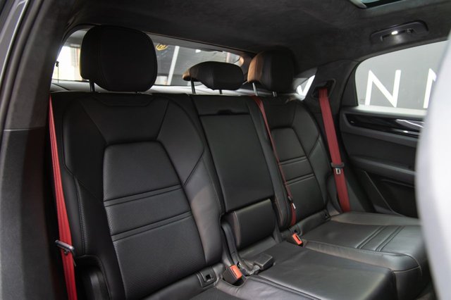 2019 PORSCHE CAYENNE - Photo 12
