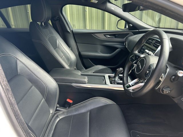 2020 JAGUAR XE - Photo 5