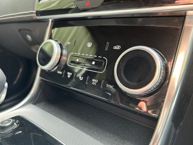 2020 JAGUAR XE - Photo 7