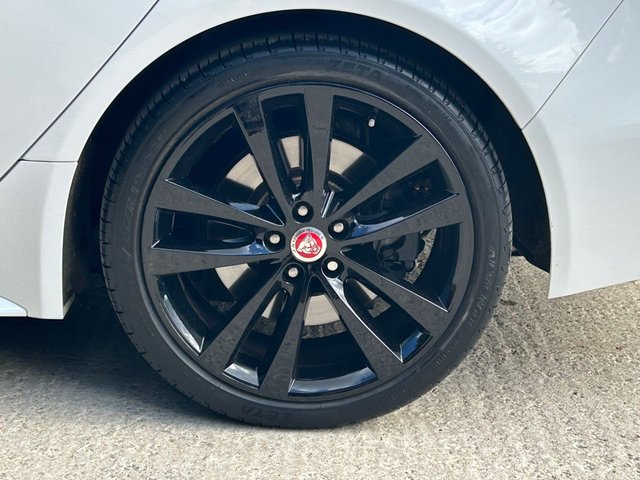 2020 JAGUAR XE - Photo 12