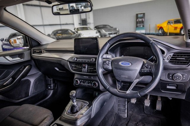 2020 Ford Focus 1.5L Titanium 5dr - Photo 2