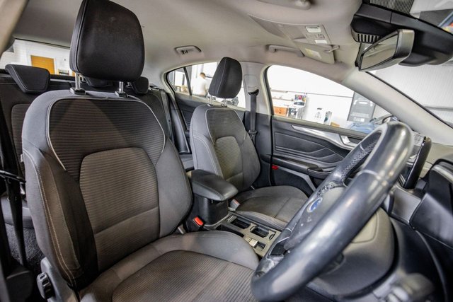 2020 Ford Focus 1.5L Titanium 5dr - Photo 3
