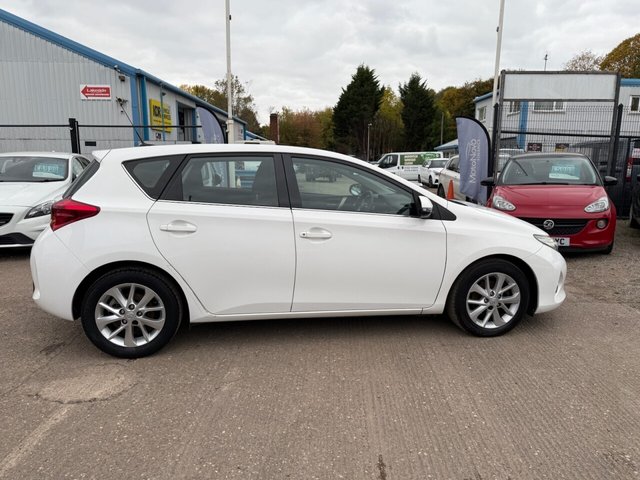 2013 TOYOTA AURIS 1.33 Dual VVT-i Icon Hatchback 5dr Petrol Manual Euro 5 (s/s) (101 ps) - Photo 2