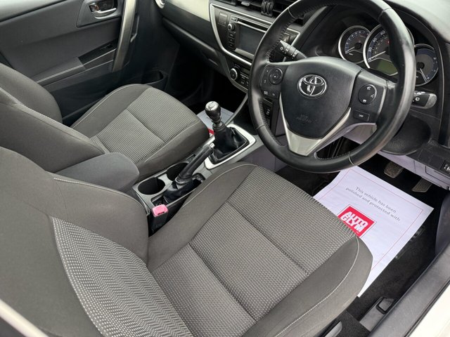 2013 TOYOTA AURIS 1.33 Dual VVT-i Icon Hatchback 5dr Petrol Manual Euro 5 (s/s) (101 ps) - Photo 9