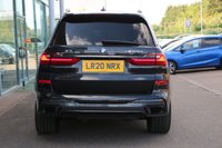 USED 2020 20 BMW X7 3.0 M50d SUV 5dr Diesel Auto xDrive Euro 6 (s/s) (400 ps) - EURO 6 - ULEZ, BIG SPEC OVER &pound;8K of EXTRAS - 7 SEATS, PRO NAV, HTD/VENTILATED LEATHER, MASSAGE FUNCTION, PAN ROOF, R/CAMERA, HUD, DIGITAL DASH, E/TAILGATE, 22" ALLOYS, CRUISE/BSA, WIRELESS CHARGER, BLUETOOTH, DAB & HARMAN KARDON S/S