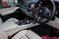 USED 2020 20 BMW X7 3.0 M50d SUV 5dr Diesel Auto xDrive Euro 6 (s/s) (400 ps) - EURO 6 - ULEZ, BIG SPEC OVER &pound;8K of EXTRAS - 7 SEATS, PRO NAV, HTD/VENTILATED LEATHER, MASSAGE FUNCTION, PAN ROOF, R/CAMERA, HUD, DIGITAL DASH, E/TAILGATE, 22" ALLOYS, CRUISE/BSA, WIRELESS CHARGER, BLUETOOTH, DAB & HARMAN KARDON S/S