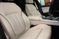 USED 2020 20 BMW X7 3.0 M50d SUV 5dr Diesel Auto xDrive Euro 6 (s/s) (400 ps) - EURO 6 - ULEZ, BIG SPEC OVER &pound;8K of EXTRAS - 7 SEATS, PRO NAV, HTD/VENTILATED LEATHER, MASSAGE FUNCTION, PAN ROOF, R/CAMERA, HUD, DIGITAL DASH, E/TAILGATE, 22" ALLOYS, CRUISE/BSA, WIRELESS CHARGER, BLUETOOTH, DAB & HARMAN KARDON S/S
