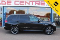 USED 2020 20 BMW X7 3.0 M50d SUV 5dr Diesel Auto xDrive Euro 6 (s/s) (400 ps) - EURO 6 - ULEZ, BIG SPEC OVER &pound;8K of EXTRAS - 7 SEATS, PRO NAV, HTD/VENTILATED LEATHER, MASSAGE FUNCTION, PAN ROOF, R/CAMERA, HUD, DIGITAL DASH, E/TAILGATE, 22" ALLOYS, CRUISE/BSA, WIRELESS CHARGER, BLUETOOTH, DAB & HARMAN KARDON S/S