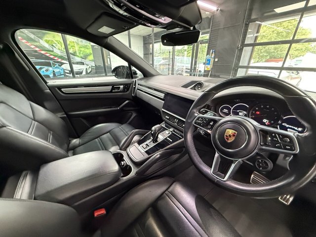 2019 PORSCHE CAYENNE - Photo 2