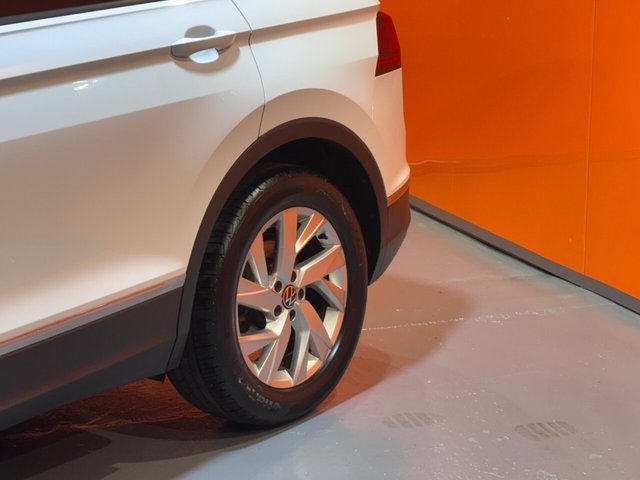 2022 VOLKSWAGEN TIGUAN 1.5 TSI Life SUV 5dr Petrol Manual Euro 6 (s/s) (130 ps) Discover Nav. 18" Alloys. DAB. - Photo 5