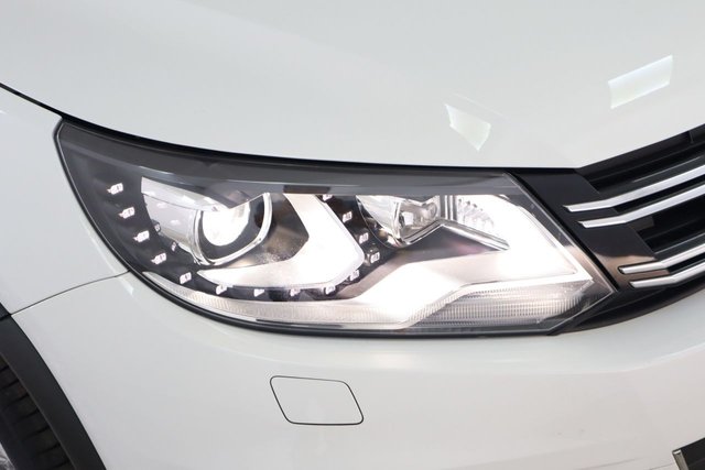 2015 VOLKSWAGEN TIGUAN 2.0 TDI BlueMotion Tech R-Line SUV 5dr Diesel DSG 4WD Euro 5 (s/s) (Nav) (177 ps) - Photo 11