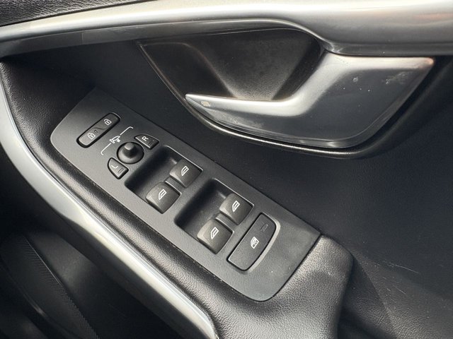 2015 VOLVO V40 - Photo 12