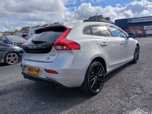 2019 VOLVO V40 - Photo 2
