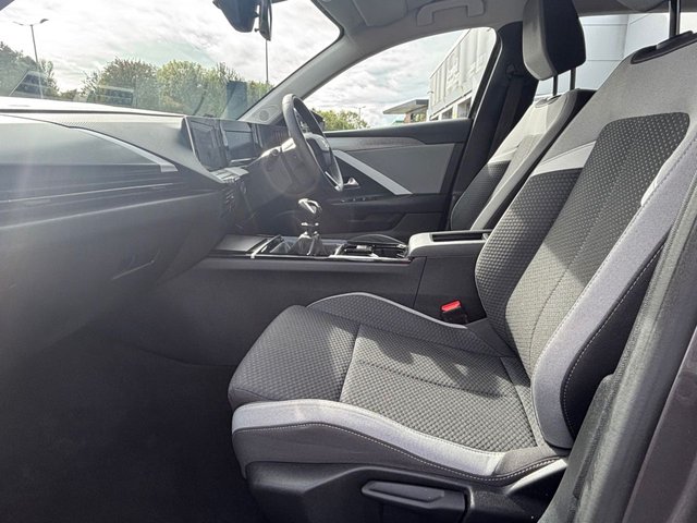 2024 Vauxhall Astra 1.2L Design 5dr - Photo 8