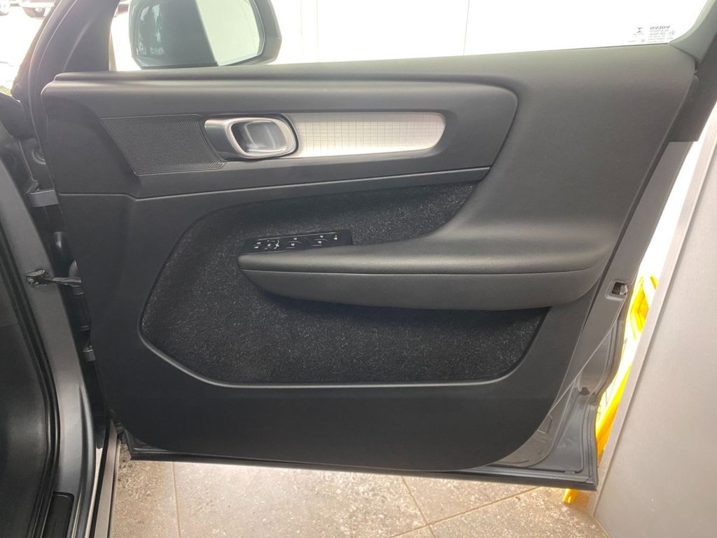 USED 2018 68 VOLVO XC40 2.0 D3 Momentum SUV 5dr Diesel Auto Euro 6 (s/s) (150 ps) 360 CAMERA, NAVIGATION, DAB