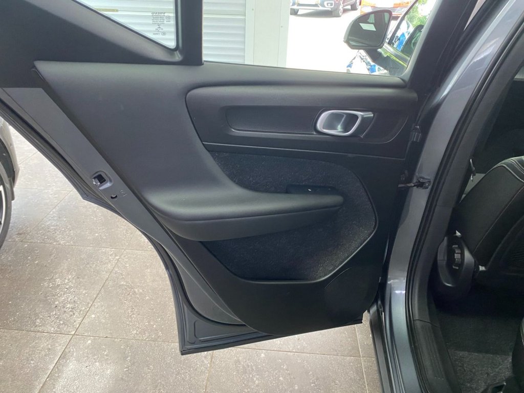 USED 2018 68 VOLVO XC40 2.0 D3 Momentum SUV 5dr Diesel Auto Euro 6 (s/s) (150 ps) 360 CAMERA, NAVIGATION, DAB