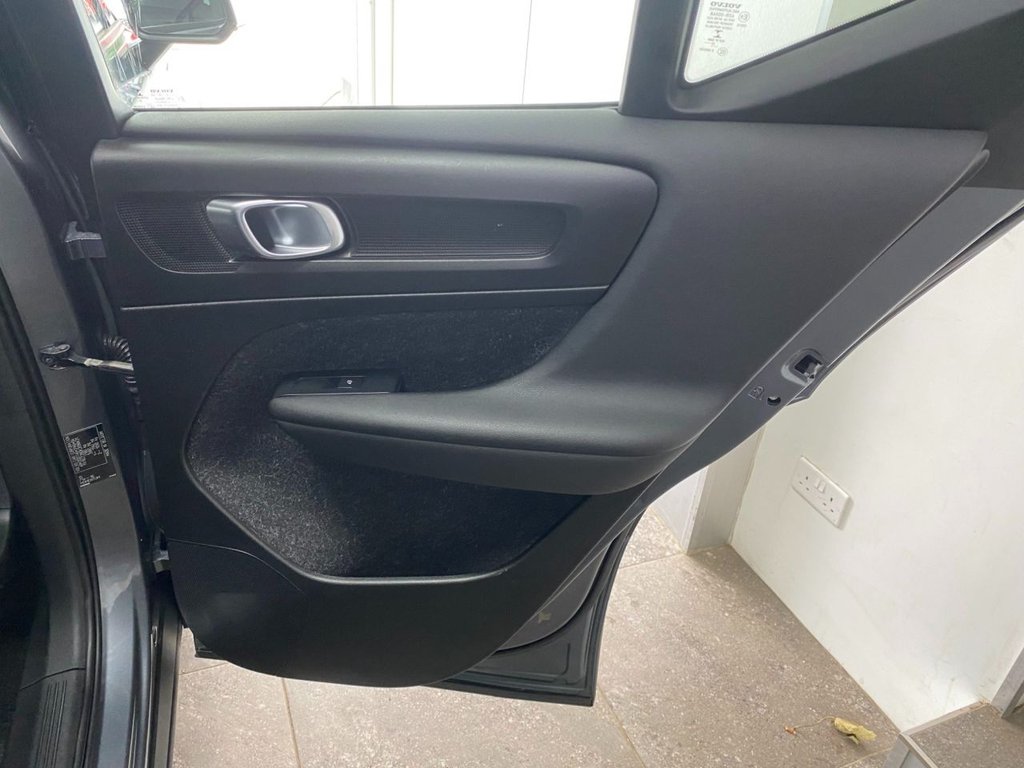 USED 2018 68 VOLVO XC40 2.0 D3 Momentum SUV 5dr Diesel Auto Euro 6 (s/s) (150 ps) 360 CAMERA, NAVIGATION, DAB