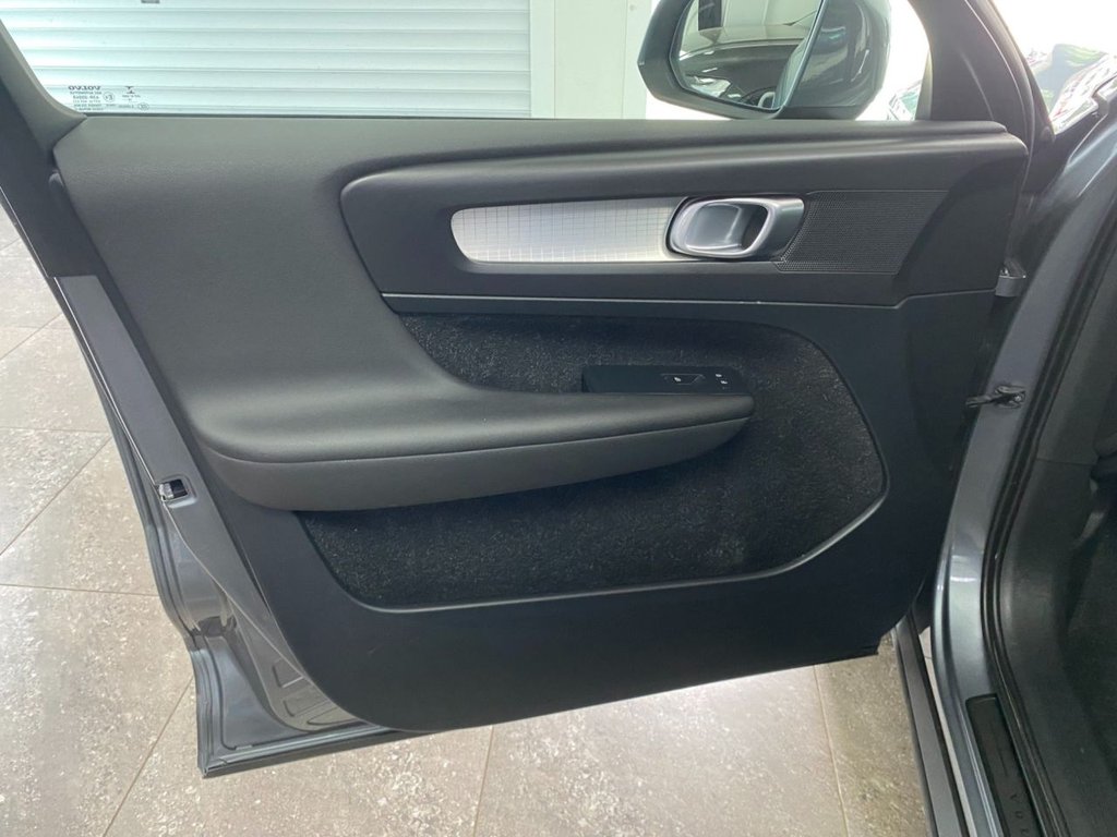 USED 2018 68 VOLVO XC40 2.0 D3 Momentum SUV 5dr Diesel Auto Euro 6 (s/s) (150 ps) 360 CAMERA, NAVIGATION, DAB