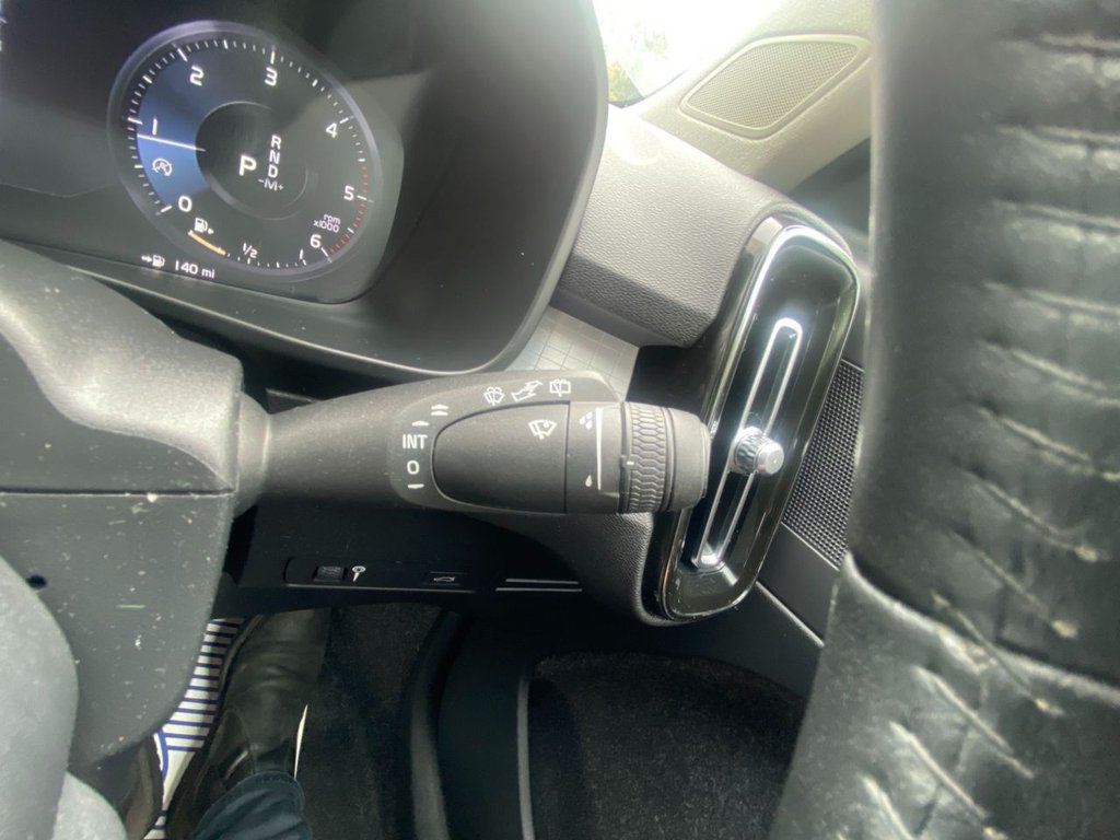 USED 2018 68 VOLVO XC40 2.0 D3 Momentum SUV 5dr Diesel Auto Euro 6 (s/s) (150 ps) 360 CAMERA, NAVIGATION, DAB