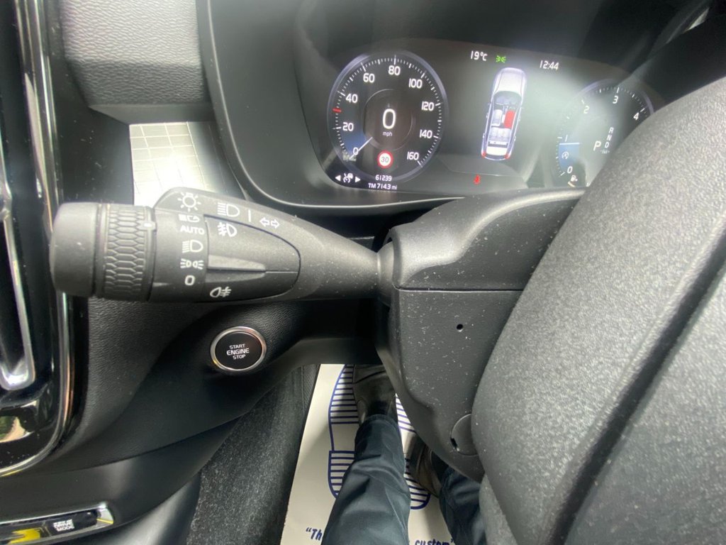 USED 2018 68 VOLVO XC40 2.0 D3 Momentum SUV 5dr Diesel Auto Euro 6 (s/s) (150 ps) 360 CAMERA, NAVIGATION, DAB