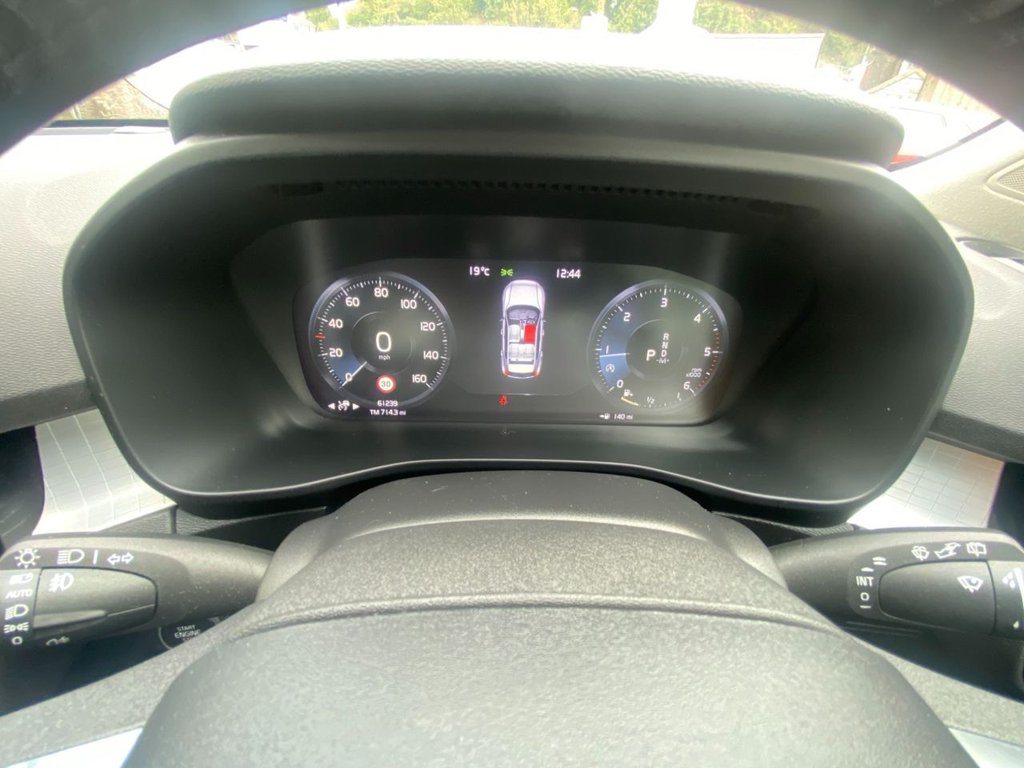 USED 2018 68 VOLVO XC40 2.0 D3 Momentum SUV 5dr Diesel Auto Euro 6 (s/s) (150 ps) 360 CAMERA, NAVIGATION, DAB
