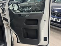 USED 2011 61 VOLKSWAGEN CARAVELLE 2.0 BiTDI Executive MPV 5dr Diesel DSG Euro 5 (180 ps) WHEEL CHAIR ACCESIBLE + NO VAT + 6 SEATS