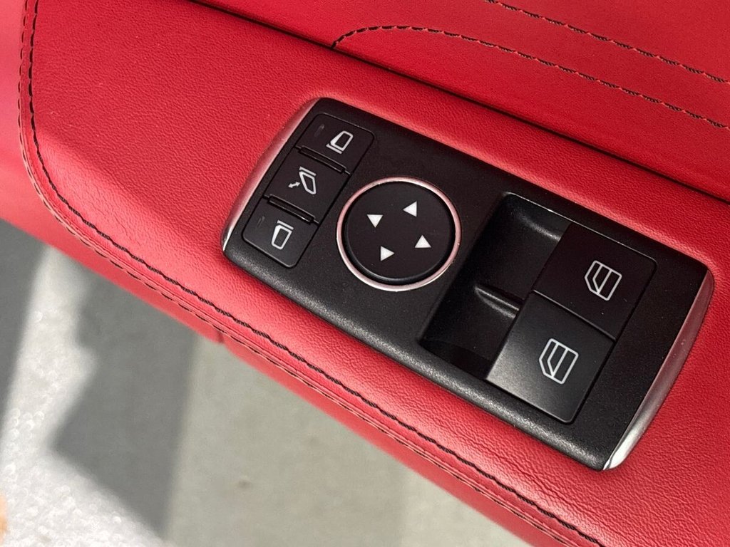 USED 2011 10 MERCEDES-BENZ SLS 6.2 63 V8 AMG Roadster 2dr Petrol SpdS DCT Euro 5 (571 ps) CARBON|DESIGNO PAINT & LEATHER