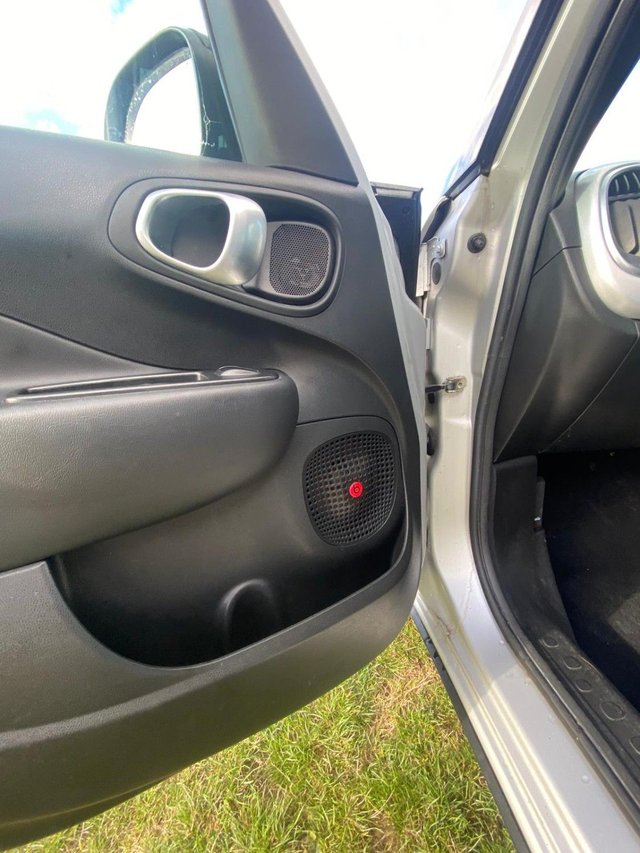 2014 FIAT 500L - Photo 9