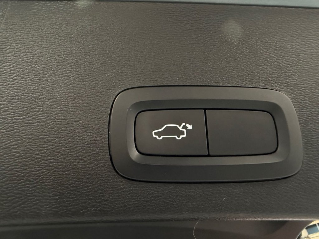 USED 2020 70 VOLVO XC40 1.5 T3 R-Design SUV 5dr Petrol Auto Euro 6 (s/s) (163 ps) NAV+FULL VOLVO M/D SERVICE HISTORY