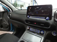 USED 2021 21 HYUNDAI KONA 64kWh Premium SUV 5dr Electric Auto (10.5kW Charger) (204 ps) SAT NAV REAR VIEW CAMERA ANDROID APPLE CARPLAY PARKING SENSORS 1 OWNER EXCELLENT SERVICE HISTORY HYUNDAI WARRANTY TILL MAY 2026