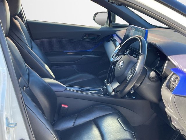 2017 TOYOTA C-HR 1.8 VVT-h Dynamic SUV 5dr Petrol Hybrid CVT Euro 6 (s/s) (122 ps) - Photo 10