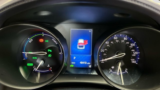 2017 TOYOTA C-HR 1.8 VVT-h Dynamic SUV 5dr Petrol Hybrid CVT Euro 6 (s/s) (122 ps) - Photo 11