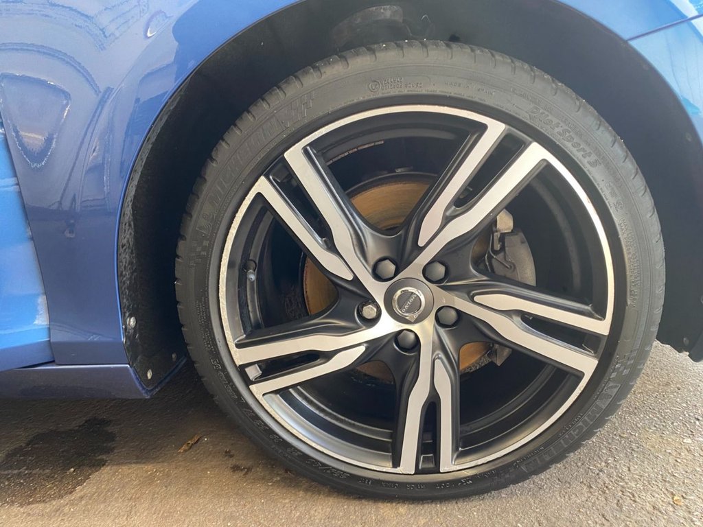 USED 2018 18 VOLVO V40 2.0 T3 R-Design Pro Hatchback 5dr Petrol Manual Euro 6 (s/s) (152 ps) GREAT SPECIFICATION R DESIGN V40